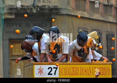 Ivrea, Italia. 8 febbraio 2016. Scena di battaglia delle arance a Ivrea Caarnival Credito: Gaetano Piazzolla/Alamy Live News Foto Stock