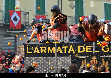 Ivrea, Italia. 8 febbraio 2016. Scena di battaglia delle arance a Ivrea Caarnival Credito: Gaetano Piazzolla/Alamy Live News Foto Stock