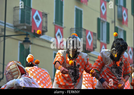 Ivrea, Italia. 8 febbraio 2016. Scena di battaglia delle arance a Ivrea Caarnival Credito: Gaetano Piazzolla/Alamy Live News Foto Stock