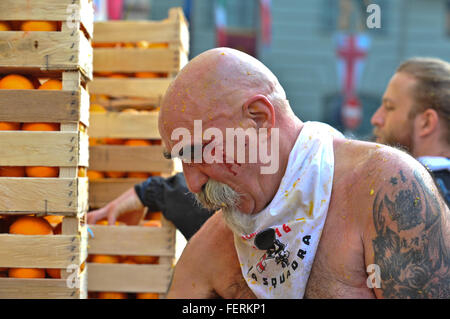 Ivrea, Italia. 8 febbraio 2016. Scena di battaglia delle arance a Ivrea Caarnival Credito: Gaetano Piazzolla/Alamy Live News Foto Stock