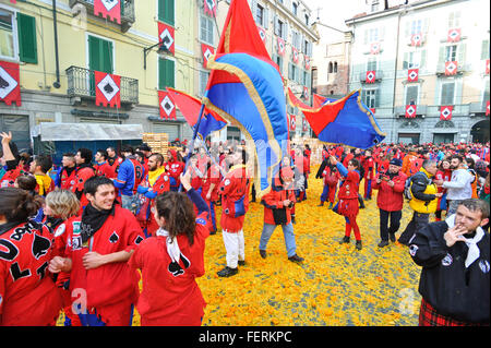 Ivrea, Italia. 8 febbraio 2016. Scena di battaglia delle arance a Ivrea Caarnival Credito: Gaetano Piazzolla/Alamy Live News Foto Stock