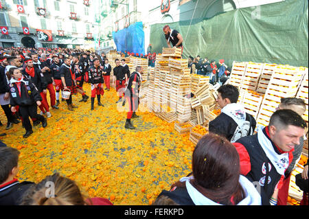 Ivrea, Italia. 8 febbraio 2016. Scena di battaglia delle arance a Ivrea Caarnival Credito: Gaetano Piazzolla/Alamy Live News Foto Stock