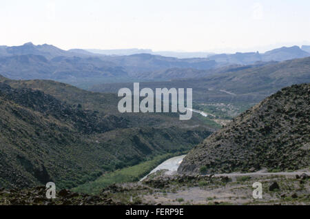 Big Bend si riferisce a una importante regione situata nel Texas occidentale, nota per la sua bellezza naturale e la sua designazione come parco nazionale. Questa zona presenta paesaggi suggestivi, tra cui montagne, deserti e il fiume Rio grande, offrendo diversi ecosistemi e opportunità ricreative. Foto Stock