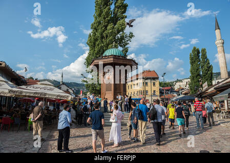 Sebilj fontana e Havadze Duraka moschea del sulla piazza principale di Bascarsija storico distretto di Sarajevo, Bosnia ed Erzegovina Foto Stock