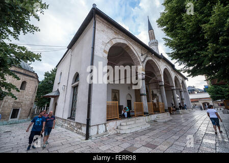 Gazi Husrev-beg moschea e Mausoleo (sinistra) nella vecchia città di Sarajevo, la più grande moschea storica in Bosnia ed Erzegovina Foto Stock