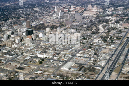 Una vista aerea di Austin, Texas, che mostra il Campidoglio dello stato del Texas, l'area del centro e il campus della University of Texas. La fotografia evidenzia lo sviluppo urbano e i monumenti architettonici della città. Foto Stock