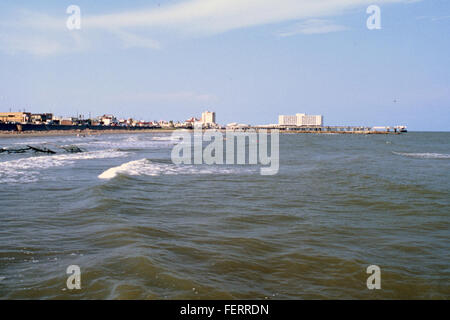 Galveston, situata sulla costa del Golfo del Texas, è conosciuta per il suo significato storico, i paesaggi costieri e l'architettura vittoriana. La città è stata a lungo un importante porto e centro culturale, offrendo una ricca storia nel commercio marittimo e nel turismo. Foto Stock