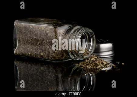 Origano shakers su sfondo nero. Foto Stock