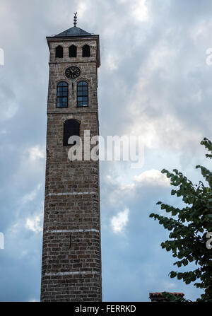 Sahat kula Torre dell Orologio vicino a Gazi Husrev-beg Mosque al Bascarsija storico distretto di Sarajevo, Bosnia ed Erzegovina Foto Stock