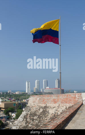 Bandiera colombiana del Castillo de San Felipe de Barajas a Cartagena, Colombia Foto Stock