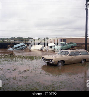 Le inondazioni del 1970 a San Marcos, Texas, furono causate da forti piogge e dal traboccare del fiume Blanco. L'inondazione ha causato danni significativi a case e aziende, evidenziando la vulnerabilità della regione a gravi eventi meteorologici. Foto Stock