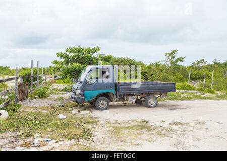 Un tipico vecchio martoriato carrello in un'area povera a sud di Barbuda, Antigua e Barbuda, Antille Foto Stock