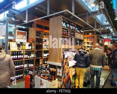 Il Markthal di Rotterdam è un moderno punto di riferimento architettonico che combina spazi residenziali, commerciali e alimentari. Il design presenta una facciata in vetro curvo e un ampio e alto soffitto interno che ospita un'ampia varietà di negozi e ristoranti. Foto Stock