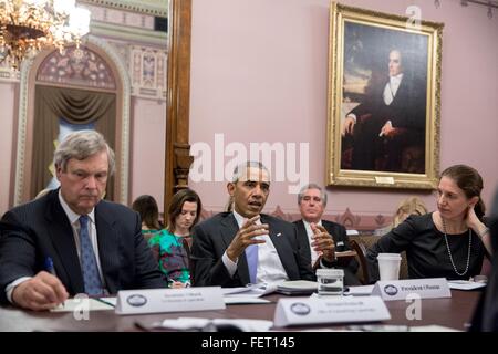 Il Presidente degli Stati Uniti Barack Obama scende dal rurale riunione del Consiglio nel Eisenhower Executive Office edificio della Casa Bianca come segretario per l'agricoltura Tom Vilsack, sinistra e Segretario HHS Sylvia Mathews Burwell guardare il 3 febbraio 2016 a Washington, DC. Foto Stock