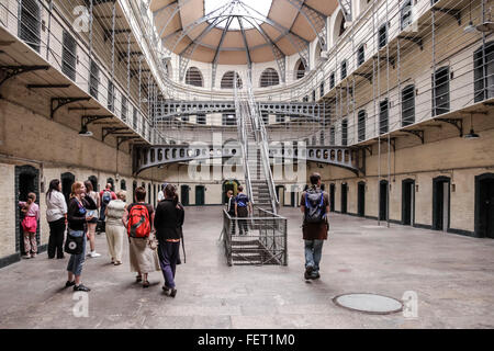 Un gruppo di turisti nell'ala est di Kilmainham Gaol, famigerata prigione storica a Dublino Repubblica di Irlanda. Foto Stock