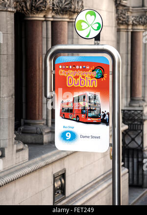 Fermata bus n. 9 (Dame Street) per il CitySightseeing bus tour a Dublino Repubblica di Irlanda. Foto Stock