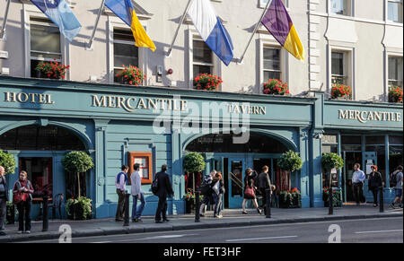 Ingresso anteriore per la Taverna Mercantile a Dame Street, Dublin, Repubblica di Irlanda, con pedoni sul marciapiede. Foto Stock