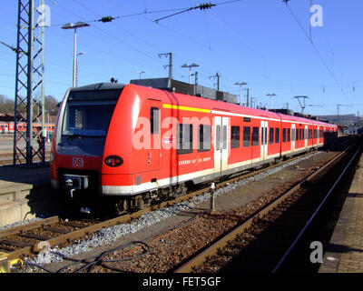 La DB 425 630-14, una locomotiva diesel-elettrica, fa parte della flotta tedesca della Deutsche Bahn. È utilizzato per varie operazioni ferroviarie attraverso l'estesa rete ferroviaria del paese. Foto Stock