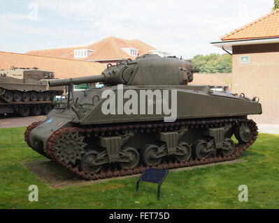 Lo Sherman M4 (105), un carro armato medio statunitense della seconda guerra mondiale, è esposto al Cavalerie Museum. Questo carro ha svolto un ruolo cruciale durante la guerra ed è parte di mostre di storia militare. Foto Stock