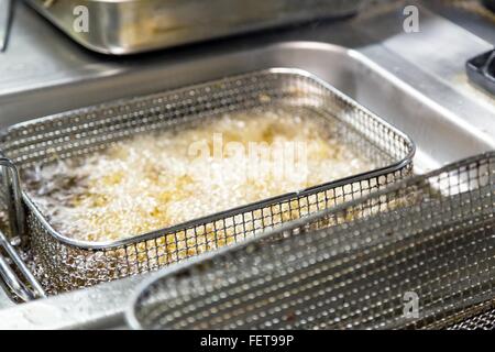 Pulire la friggitrice Foto Stock