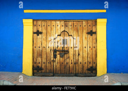 Vecchia porta di legno con serratura, La Candelaria, Bogotà, Colombia Foto Stock