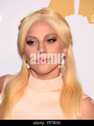 Beverly Hills, in California, Stati Uniti d'America. 8 febbraio, 2016. Lady Gaga arriva per l'Oscar Nominee Luncheon 2016 presso il Beverly Hilton Hotel. Credito: Lisa O'Connor/ZUMA filo/Alamy Live News Foto Stock