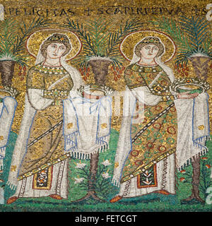 Ravenna, Italia - UNESCO - Sito Patrimonio dell'umanità. Nuova Basilica di Sant'Apollinare. I dettagli di mosaico sul lato sinistro della navata centrale Foto Stock