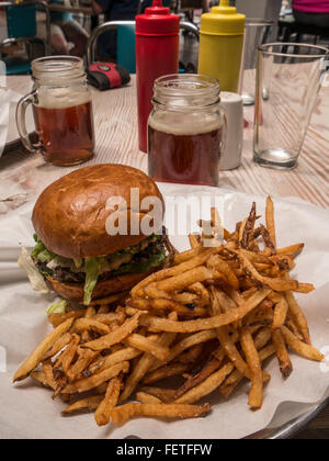 South by Southwest hamburger e patatine, smerigliare il ristorante, downtown Glenwood Springs, Colorado. Foto Stock