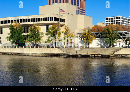 Il Marcus Centro per le Arti dello spettacolo lungo il fiume Milwaukee in Milwaukee, Wisconsin, Stati Uniti d'America. Foto Stock