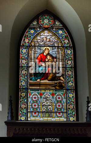 Una vetrata raffigurante Gesù Cristo consolante pellegrino all interno della chiesa di San Lorenzo a Vantaa, Finlandia Foto Stock