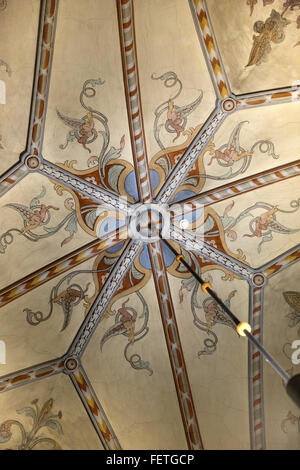 Soffitto dipinto murale e volte architettoniche all interno della chiesa di San Lorenzo a Vantaa, Finlandia Foto Stock