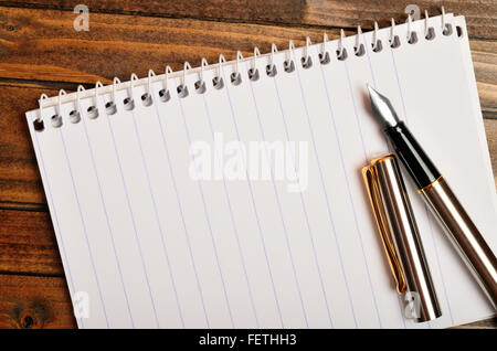 Svuotare il blocco note con penna stilografica sul tavolo di legno Foto Stock