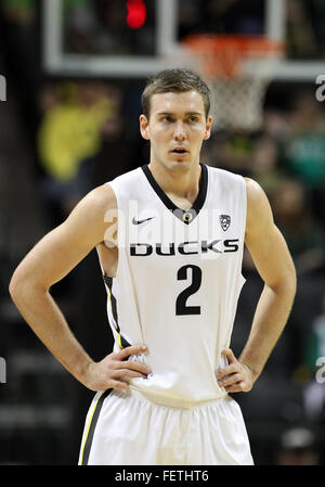 Febbraio 7, 2016: Oregon Ducks guard Casey Benson (2) reagisce a una chiamata dagli arbitri durante il NCAA pallacanestro tra le anatre e le Utah Utes a Matt Knight Arena, Eugene, o Foto Stock