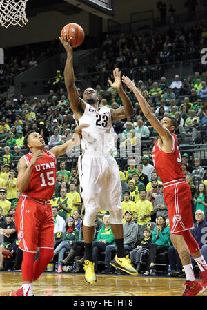 Febbraio 7, 2016: Oregon Ducks avanti Elgin Cook (23) rende un layup durante il NCAA pallacanestro tra le anatre e le Utah Utes a Matt Knight Arena, Eugene, o Foto Stock