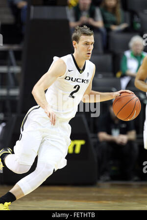 Febbraio 7, 2016: Oregon Ducks guard Casey Benson (2) durante il NCAA pallacanestro tra le anatre e le Utah Utes a Matt Knight Arena, Eugene, o Foto Stock