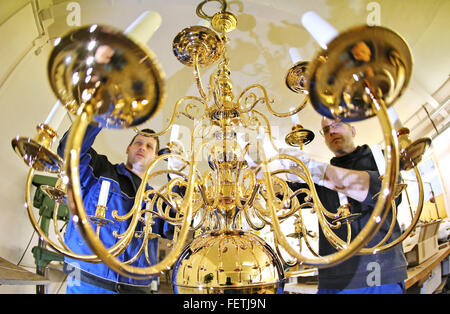Wurzen, Germania. 3 febbraio, 2016. Lampadari nella manifattura di luce in Wurzen, Germania, il 3 febbraio 2016. Dal 2006, la manifattura co-opera con l'azzuro austriaca produttrice di vetro Swarovski. La società ha trovato nel 1862 aveva file di fallimento nell'anno precedente. Ora, con un minor numero di dipendenti e un nuovo concetto, la società cerca di diventare il successo di nuovo. Foto: Jan Woitas/dpa/Alamy Live News Foto Stock