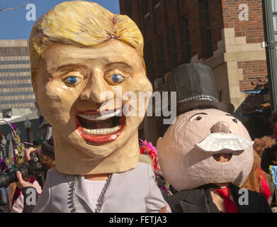 Asheville, North Carolina, Stati Uniti d'America - 7 Febbraio 2016: colorati e divertenti personaggi Hillary Clinton ha bracci di bloccaggio con lo sporco ricco uomo di monopolio durante il Mardi Gras il 7 febbraio 2016 in Asheville, North Carolina Mardi Gras Parade Credito: Judith Bicking/Alamy Live News Foto Stock