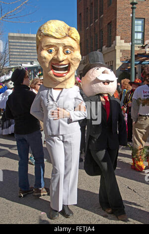 Asheville, North Carolina, Stati Uniti d'America - 7 Febbraio 2016: colorati e divertenti personaggi Hillary Clinton ha bracci di bloccaggio con lo sporco ricco uomo di monopolio durante il Mardi Gras il 7 febbraio 2016 in Asheville, North Carolina Mardi Gras Parade Credito: Judith Bicking/Alamy Live News Foto Stock