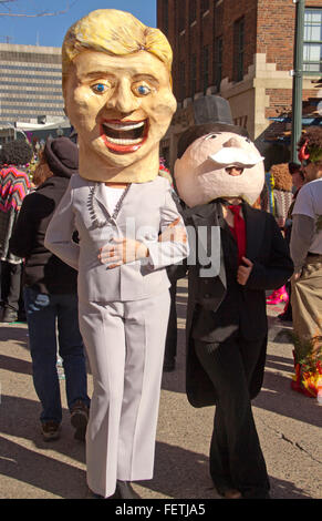 Asheville, North Carolina, Stati Uniti d'America - 7 Febbraio 2016: colorati e divertenti personaggi Hillary Clinton ha bracci di bloccaggio con lo sporco ricco uomo di monopolio durante il Mardi Gras il 7 febbraio 2016 in Asheville, North Carolina Mardi Gras Parade Credito: Judith Bicking/Alamy Live News Foto Stock