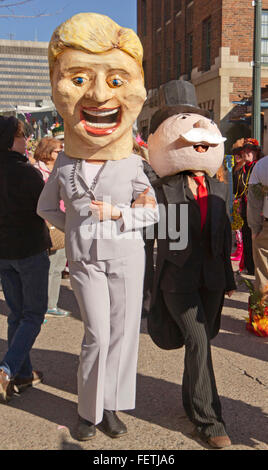 Asheville, North Carolina, Stati Uniti d'America - 7 Febbraio 2016: colorati e divertenti personaggi Hillary Clinton ha bracci di bloccaggio con lo sporco ricco uomo di monopolio durante il Mardi Gras il 7 febbraio 2016 in Asheville, North Carolina Mardi Gras Parade Credito: Judith Bicking/Alamy Live News Foto Stock