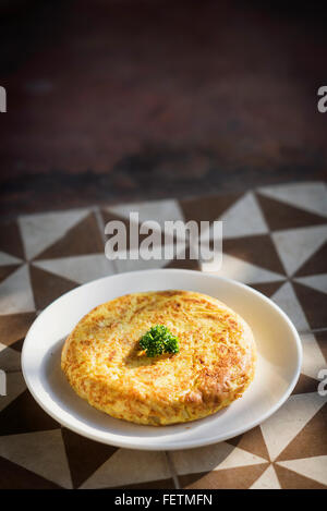 Tortilla spagnola Omelette tradizionale frittata rustico piastrelle per pavimento Foto Stock