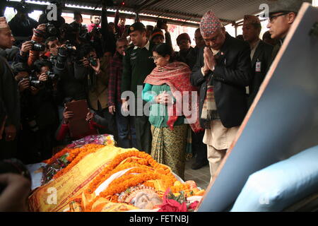 Kathmandu, Nepal. Il 9 febbraio, 2016. Primo ministro nepalese KP Sharma Oli (2a R, anteriore) rende omaggio all'ex primo ministro Koirala Sushil a Kathmandu, Nepal, Febbraio 9, 2016. Il Nepal dell ex primo ministro Koirala Sushil passate il martedì mattina, il suo personale aide detto. Credito: Sunil Sharma/Xinhua/Alamy Live News Foto Stock