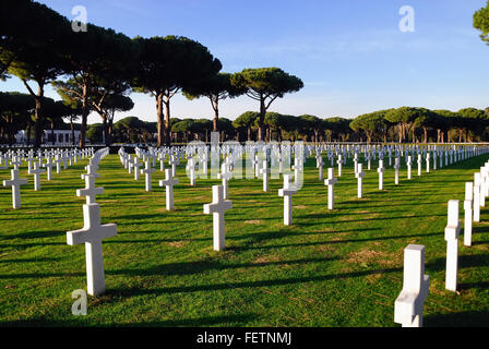 Durante la Seconda Guerra Mondiale. Nettuno Cimitero e memoriale americano a. 7.862 soldati sono sepolti in un prato verde caduto in combattimento dalla Sicilia a Roma zona. Foto Stock