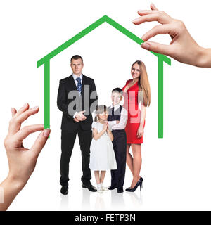 Famiglia stand sotto casa verde Foto Stock