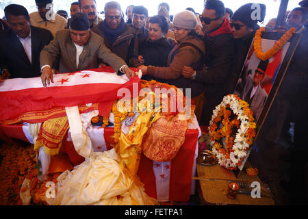 Kathmandu, Nepal. Il 9 febbraio, 2016. I dirigenti senior di Nepali Congress Party stabilire il partito bandiera sul corpo del tardo nepalesi ex primo ministro nepalese e Presidente del Congresso Sushil Koirala in Sanepa, Kathmandu, Nepal su Martedì, 9 febbraio 2016. Compianto Primo Ministro è morto di arresto cardiaco dopo che soffre di un attacco di polmonite in tarda notte di martedì mattina, secondo fonti di famiglia. Egli è stato 76. Credito: Skanda Gautam/ZUMA filo/Alamy Live News Foto Stock