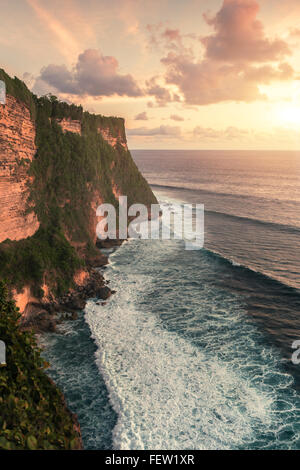 Tempio di Uluwatu di Bali sulla roccia. Indonesia. Foto Stock