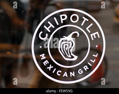 New York, Stati Uniti d'America. Il giorno 08 Febbraio, 2016. Il logo aziendale visto nella vetrina di un negozio di un ristorante chiuso di una catena di fast food Chipotle Mexican Grill sulla Upper Eastside di New York, Stati Uniti d'America, 08 febbraio 2016. La società aveva chiuso ogni ramo per un paio di ore a causa di un incontro della società. Foto: CHRISTIAN FAHRENBACH/dpa/Alamy Live News Foto Stock