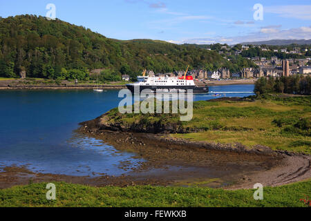 Calmac nave MV Finlaggan uscire Oban Bay, Argyll Foto Stock