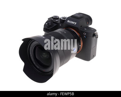 SONY A7Sii full-frame digitale fotocamera mirrorless rilascio nel 2015 con Sony / Zeiss 16-35mm lente Foto Stock