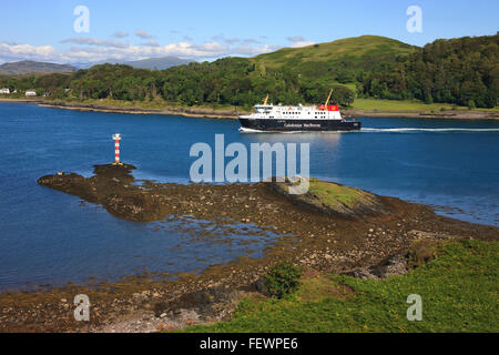 MV Finlaggan passando Dunollie Castello, Argyll Foto Stock